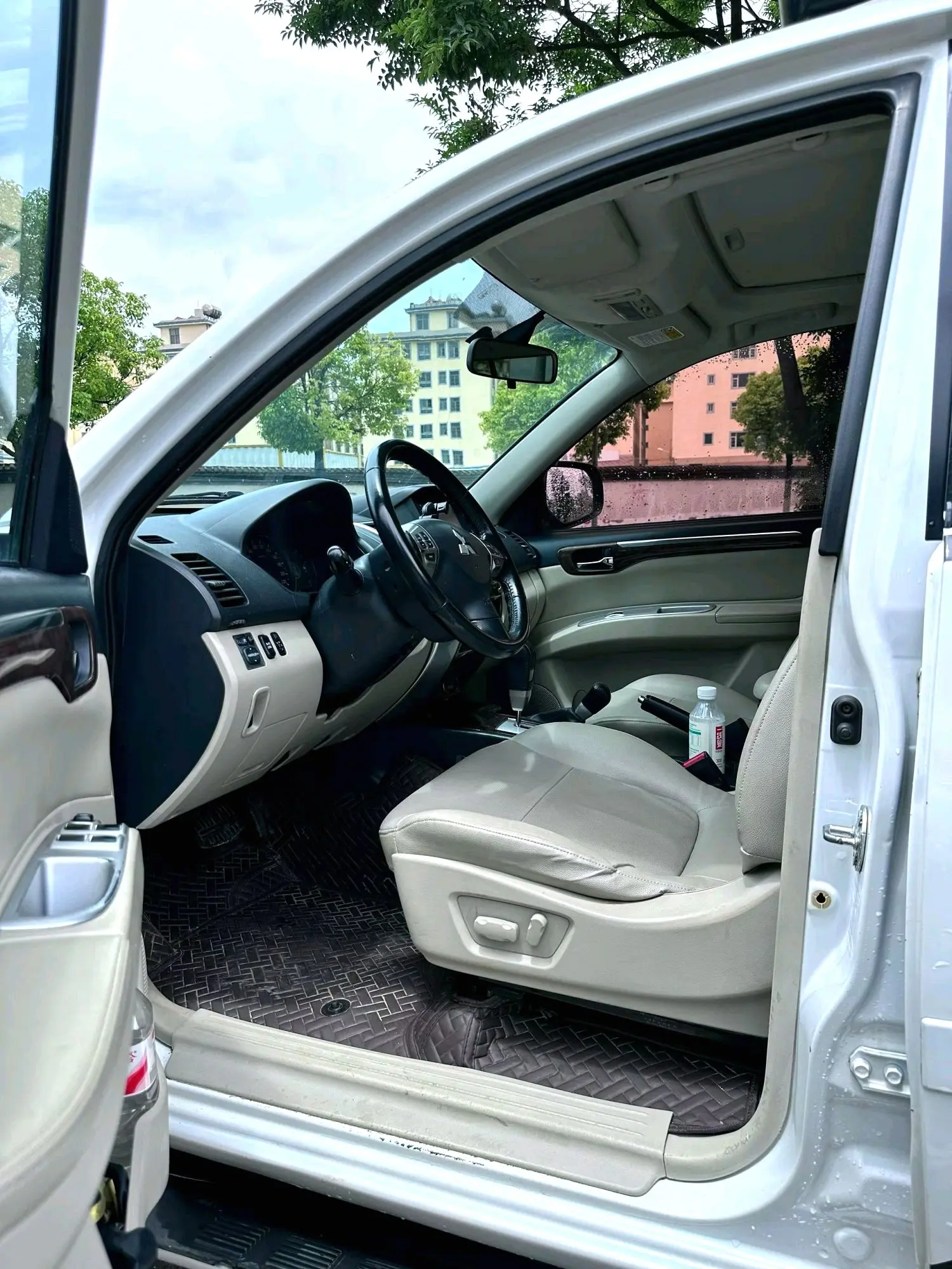 2017 Mitsubishi Pajero Sport - Main View